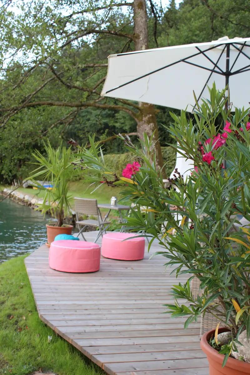 Badesteg mit Oleander am Privatstrand des Kusternighofs
